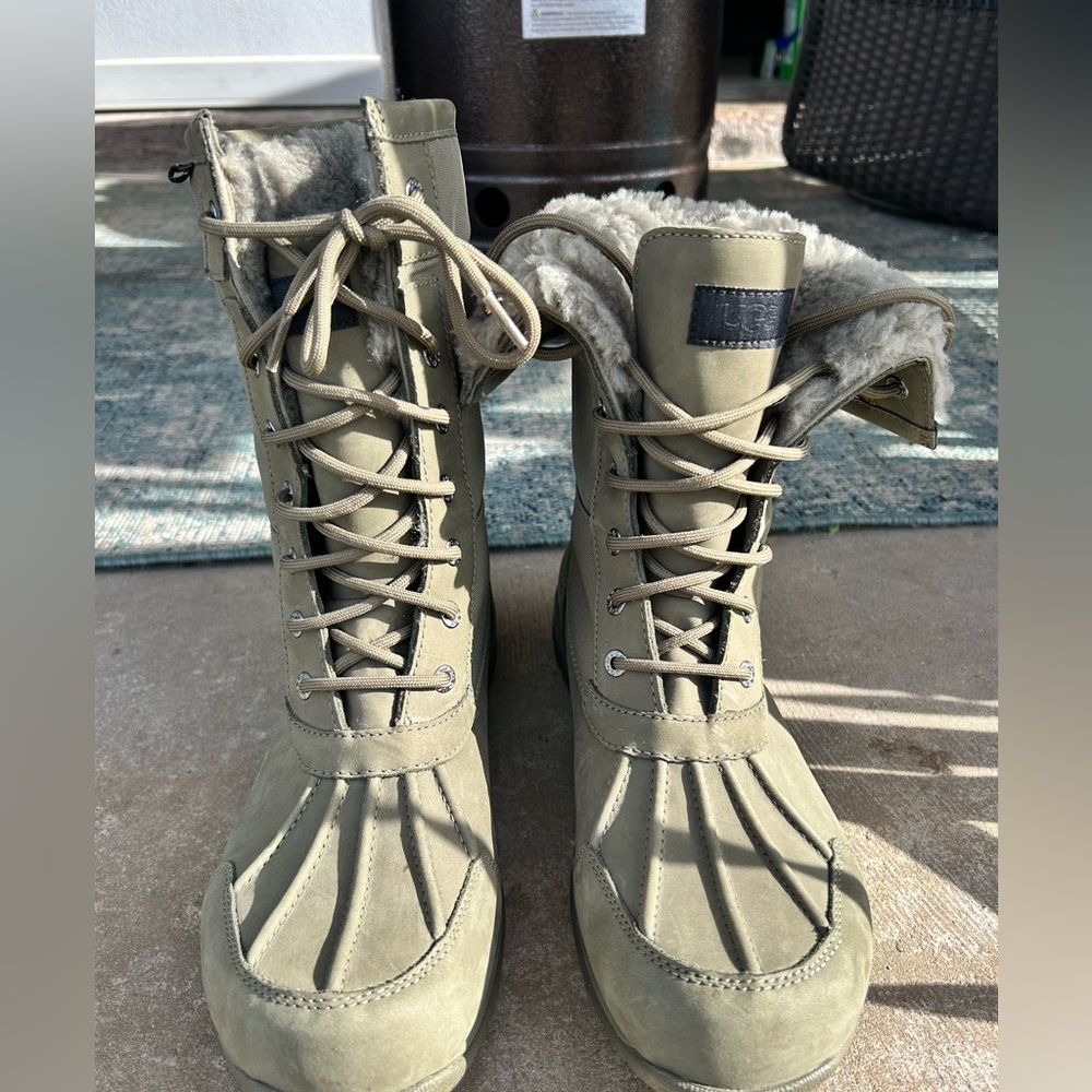 Worn once Ugg Butte Mono Moss Green Boots size 12